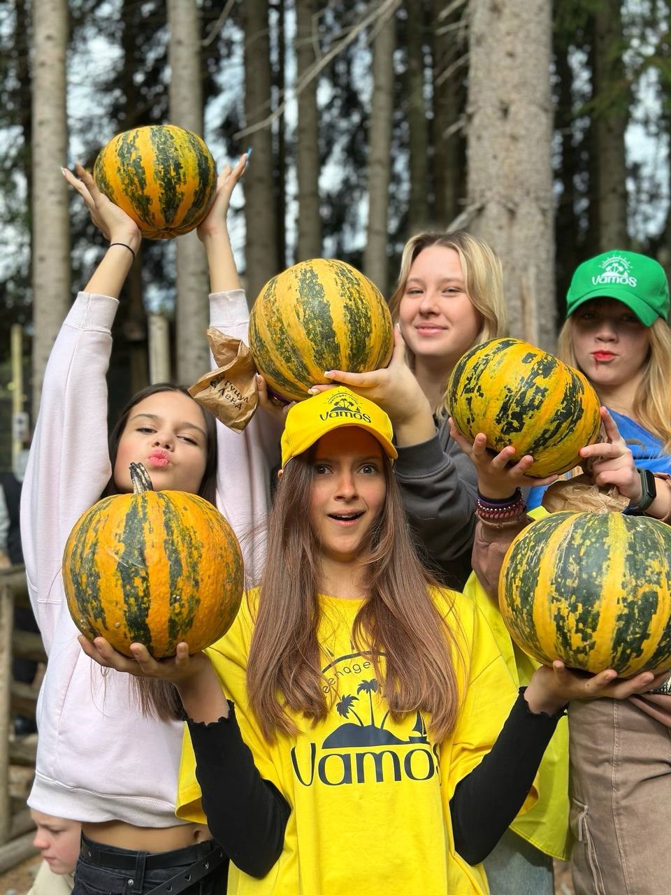 Осінній вайб — гарбузи, брендовані кепки Vamos